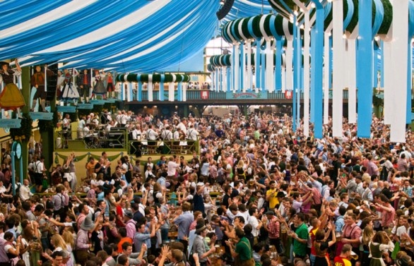 Ilyen egy sörsátor az Oktoberfesten